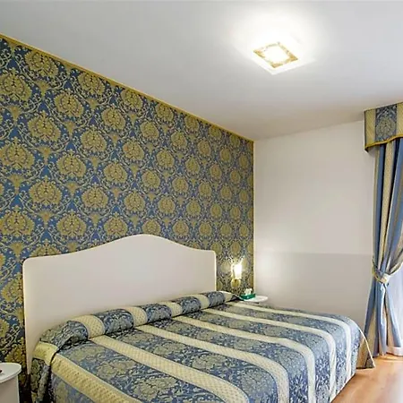 Hotel Floris 4*